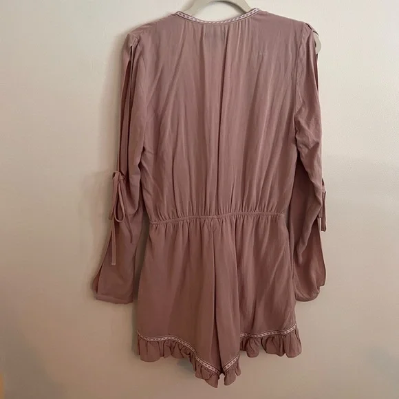 Ruffled long sleeve romper - Picture 2 of 2